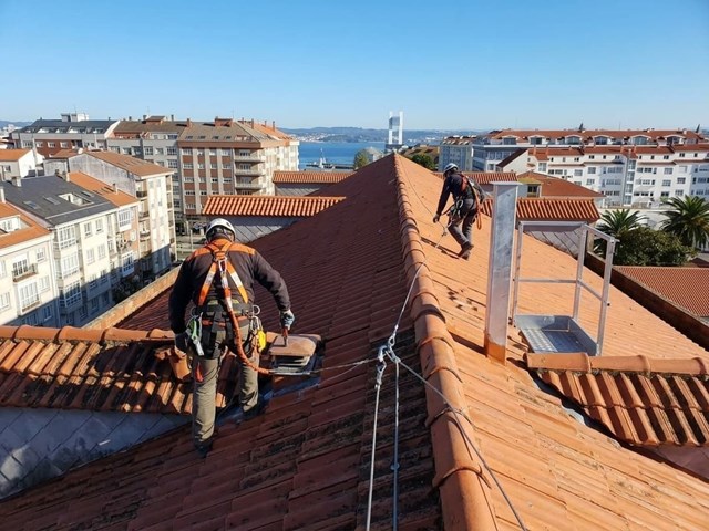 Barandillas y líneas de vida en A Coruña para trabajos en altura