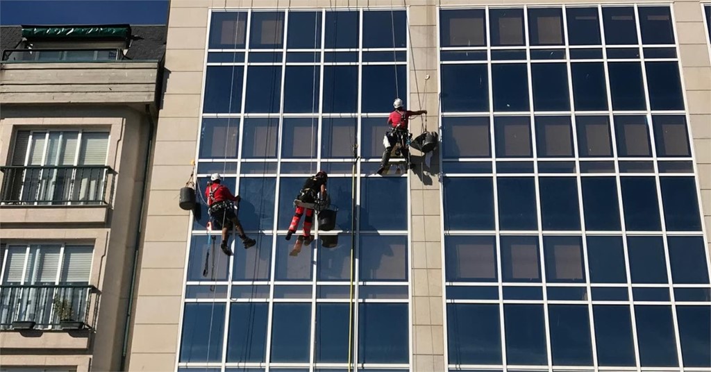 Beneficios de los trabajos verticales frente a las obras con andamios