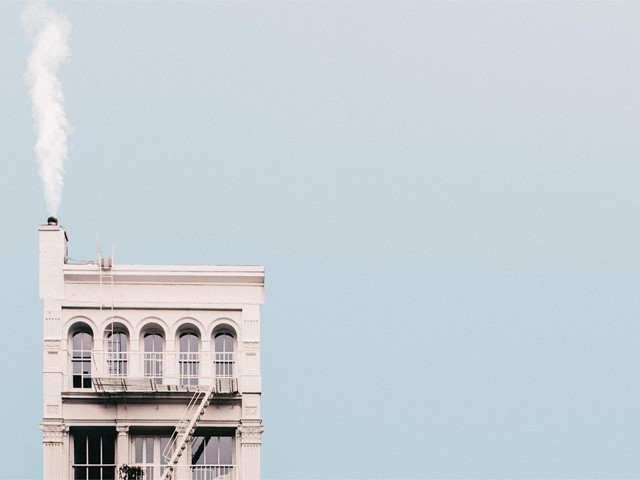 ¿Cada cuánto tiempo se realiza el mantenimiento de la salida de humos de un edificio?