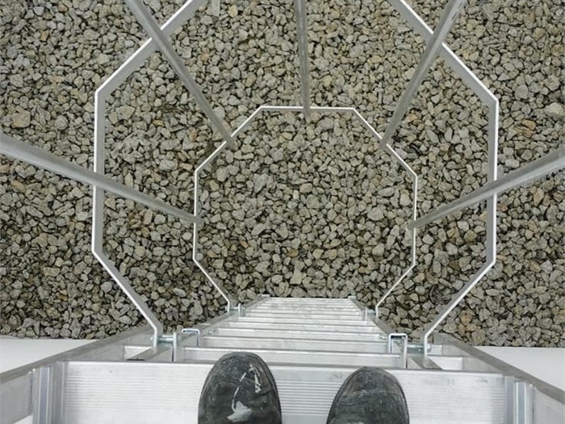 ESCALERAS CON PROTECCION DORSAL 