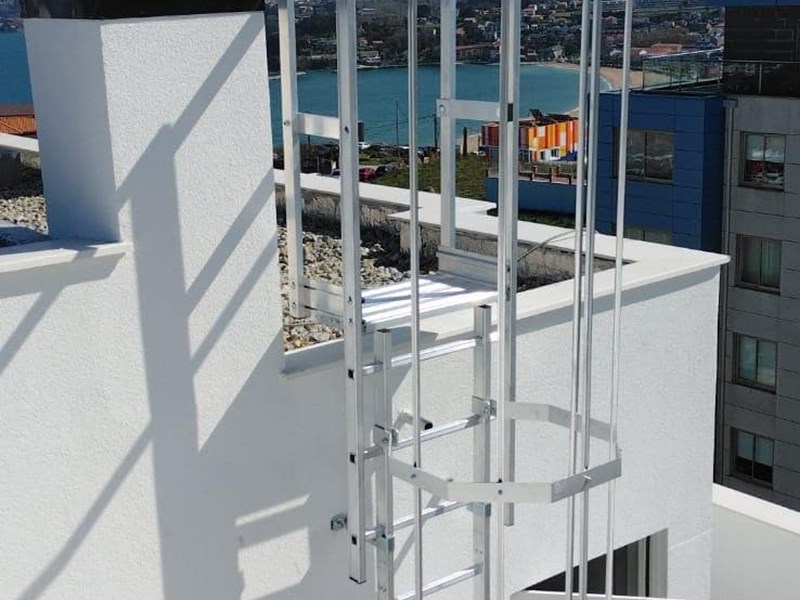 ESCALERAS CON PROTECCION DORSAL 