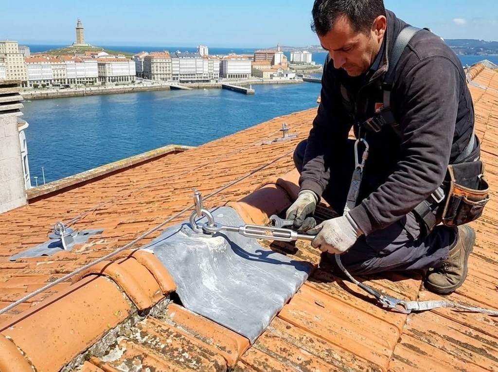 Foto 1 Instalación de líneas de vida certificadas en cubiertas en A Coruña