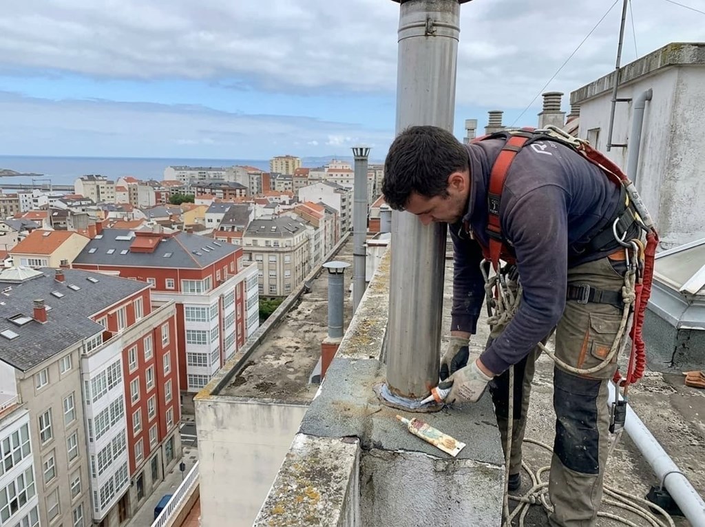 Foto 1 Instalación y sellado de salidas de humos y gases en A Coruña