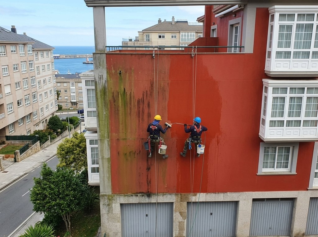 Foto 1 Limpieza de fachadas mediante trabajos verticales en A Coruña