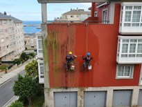 Limpieza de fachadas mediante trabajos verticales en A Coruña