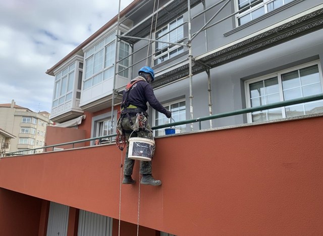 Pintura exterior y renovación estética de fachadas en A Coruña - Imagen 1