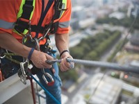 ¿Por qué es esencial realizar una revisión anual de la fachada de su edificio?