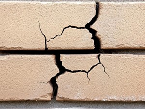 ¿Qué hacer si su fachada tiene grietas?