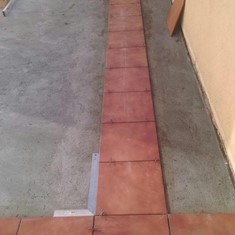 RECRECIDO CON MORTERO Y COLOCACIÓN DE PLAQUETAS
