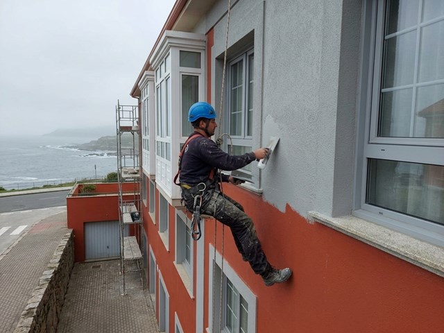 Rehabilitación de fachadas con revestimiento de marmorán en A Coruña