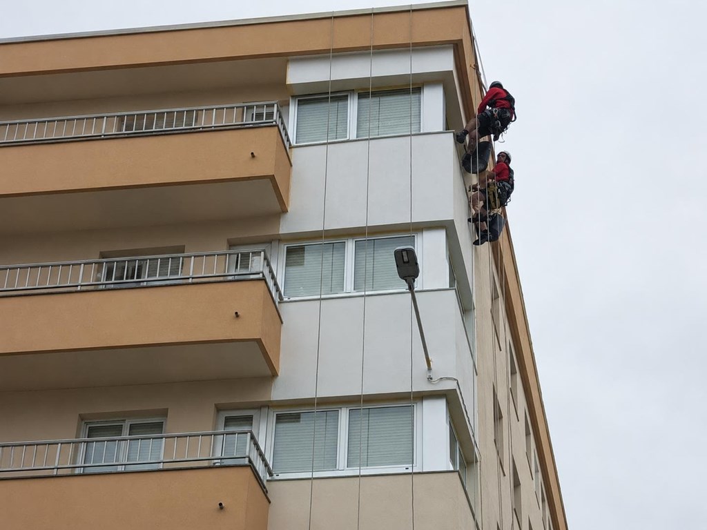 Foto 1 Sellado de juntas de dilatación en fachadas en A Coruña